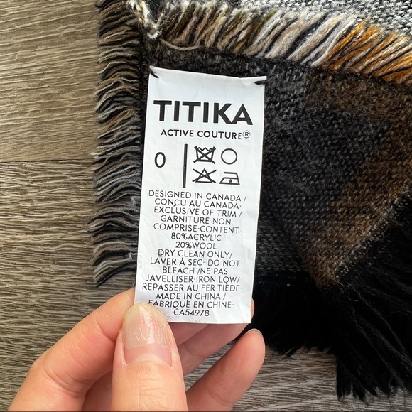 TITIKA Reversible Wool Blanket Scarf with Geometric Shapes - Picture 9 of 10